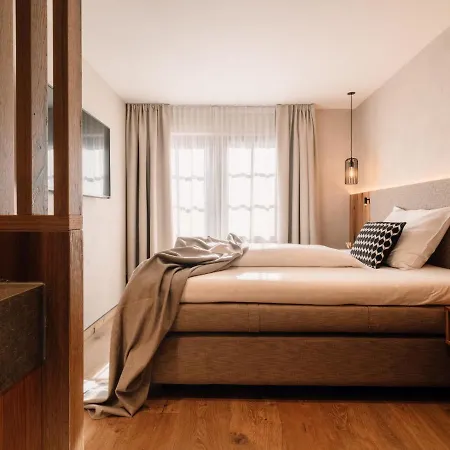 Johann Otel 4*